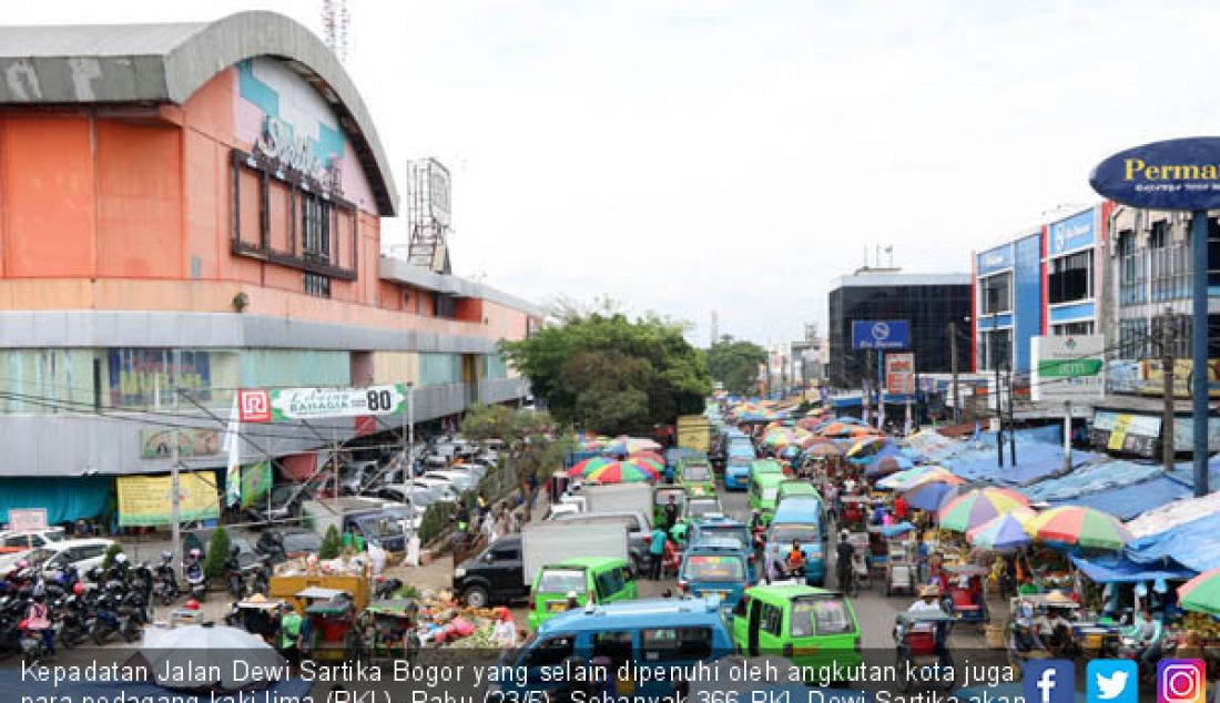 Kepadatan Jalan Dewi Sartika Bogor yang selain dipenuhi oleh angkutan kota juga para pedagang kaki lima (PKL), Rabu (23/5). Sebanyak 366 PKL Dewi Sartika akan direlokasi usai lebaran. - JPNN.com