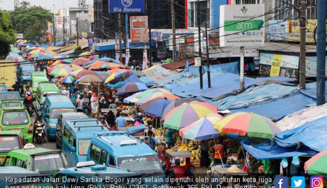 Kepadatan Jalan Dewi Sartika Bogor yang selain dipenuhi oleh angkutan kota juga para pedagang kaki lima (PKL), Rabu (23/5). Sebanyak 366 PKL Dewi Sartika akan direlokasi usai lebaran. - JPNN.com