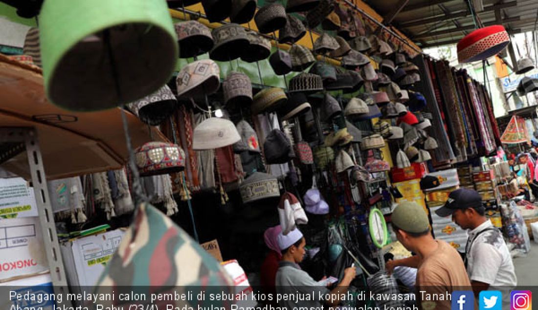 Pedagang melayani calon pembeli di sebuah kios penjual kopiah di kawasan Tanah Abang, Jakarta, Rabu (23/4). Pada bulan Ramadhan omset penjualan kopiah meningkat dibandingkan bulan biasanya. - JPNN.com