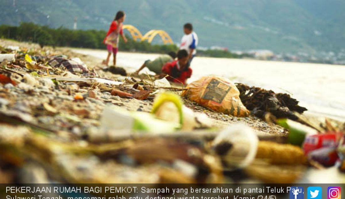 PEKERJAAN RUMAH BAGI PEMKOT: Sampah yang berserahkan di pantai Teluk Palu, Sulawesi Tengah, mencemari salah satu destinasi wisata tersebut, Kamis (24/5). - JPNN.com