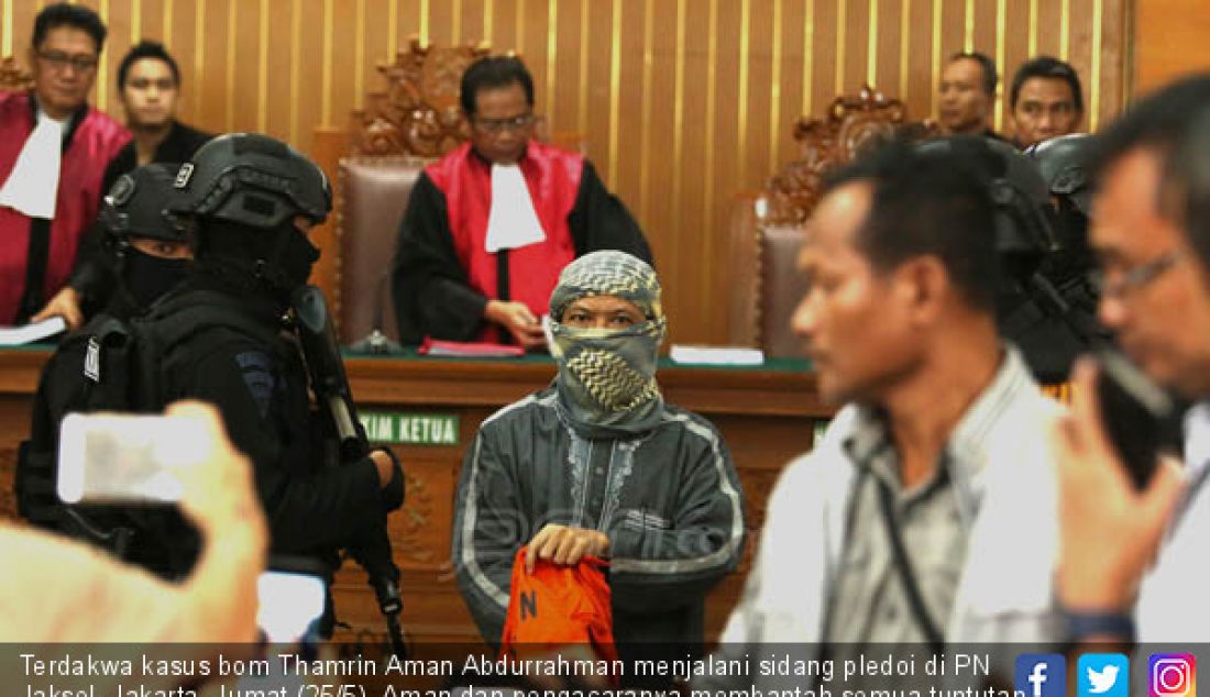 Terdakwa kasus bom Thamrin Aman Abdurrahman menjalani sidang pledoi di PN Jaksel, Jakarta, Jumat (25/5). Aman dan pengacaranya membantah semua tuntutan JPU. - JPNN.com
