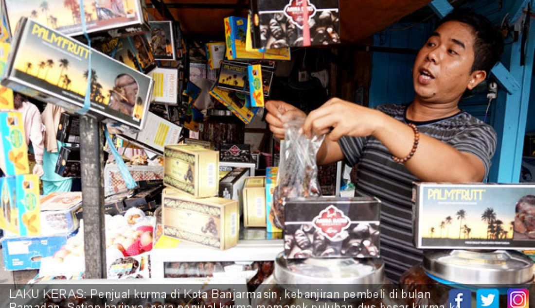 LAKU KERAS: Penjual kurma di Kota Banjarmasin, kebanjiran pembeli di bulan Ramadan. Setiap harinya, para penjual kurma memasok puluhan dus besar kurma ke tokonya. Adapun kurma yang laris di pasaran yakni jenis kurma madu. - JPNN.com