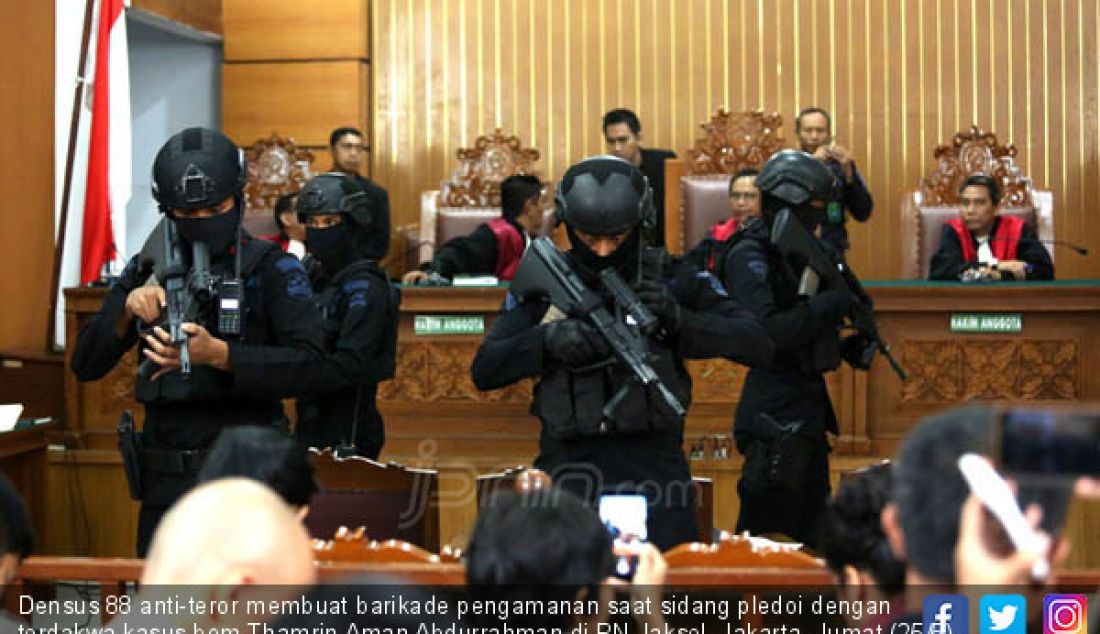 Densus 88 anti-teror membuat barikade pengamanan saat sidang pledoi dengan terdakwa kasus bom Thamrin Aman Abdurrahman di PN Jaksel, Jakarta, Jumat (25/5). Barikade tersebut dibuat ketika terdengar suara keras. - JPNN.com