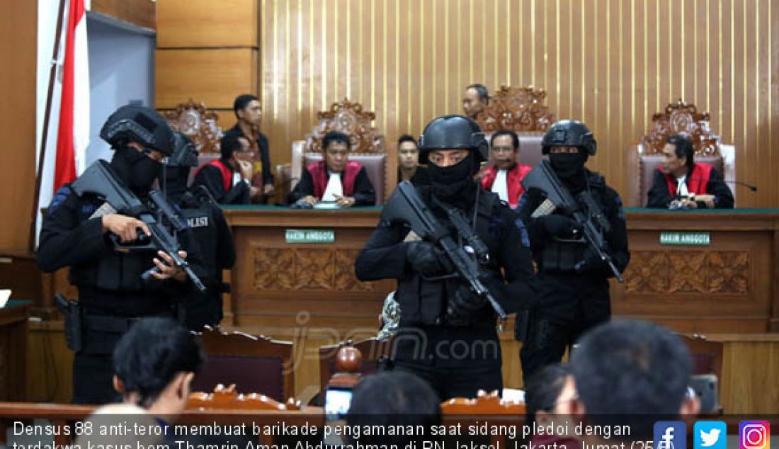 Densus 88 anti-teror membuat barikade pengamanan saat sidang pledoi dengan terdakwa kasus bom Thamrin Aman Abdurrahman di PN Jaksel, Jakarta, Jumat (25/5). Barikade tersebut dibuat ketika terdengar suara keras. - JPNN.com