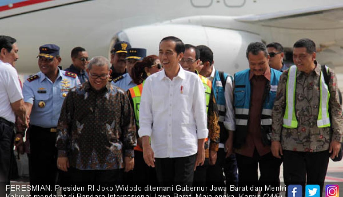 PERESMIAN: Presiden RI Joko Widodo ditemani Gubernur Jawa Barat dan Mentri Kabinet mendarat di Bandara Internasional Jawa Barat, Majalengka, Kamis (24/5). - JPNN.com
