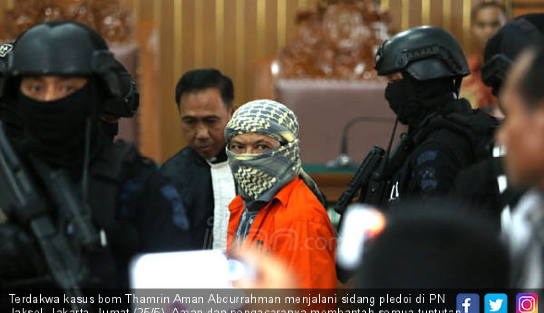 Terdakwa kasus bom Thamrin Aman Abdurrahman menjalani sidang pledoi di PN Jaksel, Jakarta, Jumat (25/5). Aman dan pengacaranya membantah semua tuntutan JPU. - JPNN.com