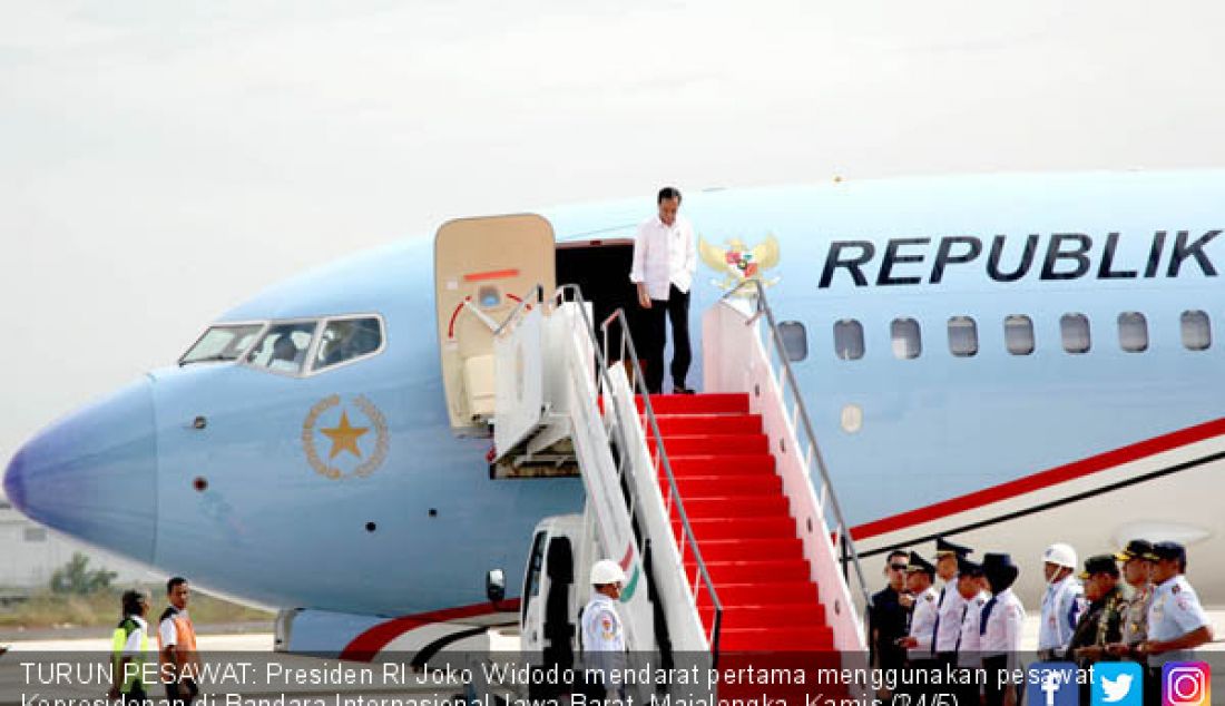 TURUN PESAWAT: Presiden RI Joko Widodo mendarat pertama menggunakan pesawat Kepresidenan di Bandara Internasional Jawa Barat, Majalengka, Kamis (24/5). - JPNN.com