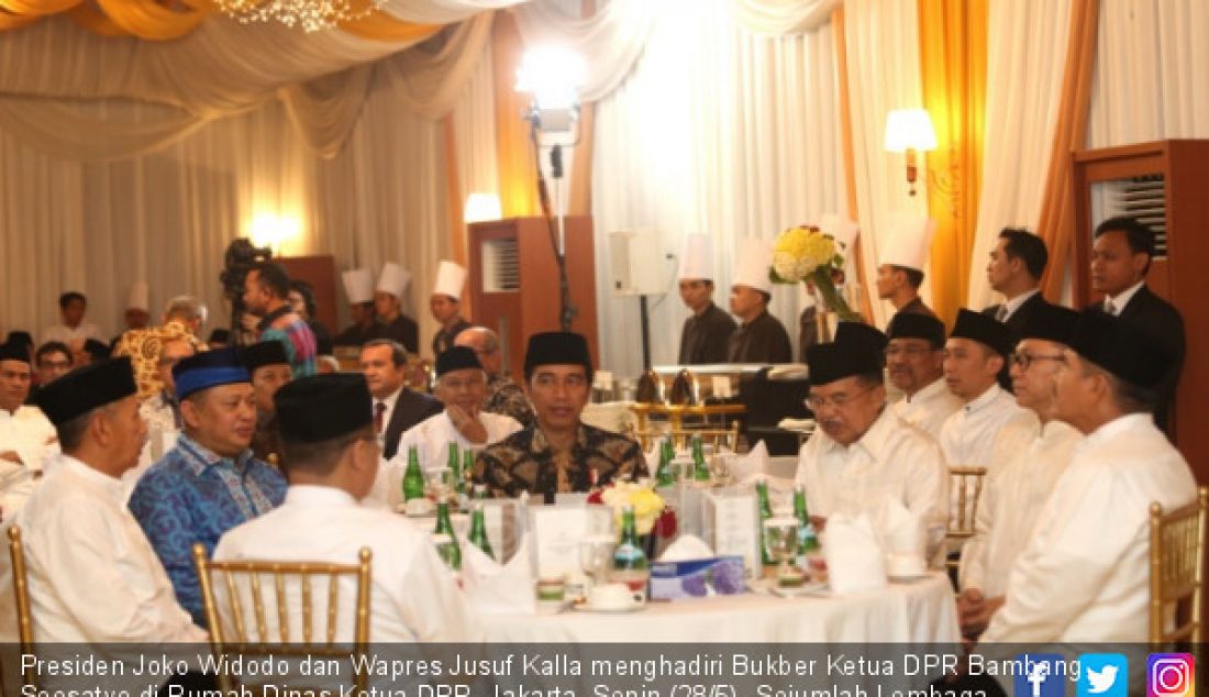 Presiden Joko Widodo dan Wapres Jusuf Kalla menghadiri Bukber Ketua DPR Bambang Soesatyo di Rumah Dinas Ketua DPR, Jakarta, Senin (28/5). Sejumlah Lembaga Tinggi Negara, Pejabat dan Anggota Dewan hadir dalam acara tersebut. - JPNN.com