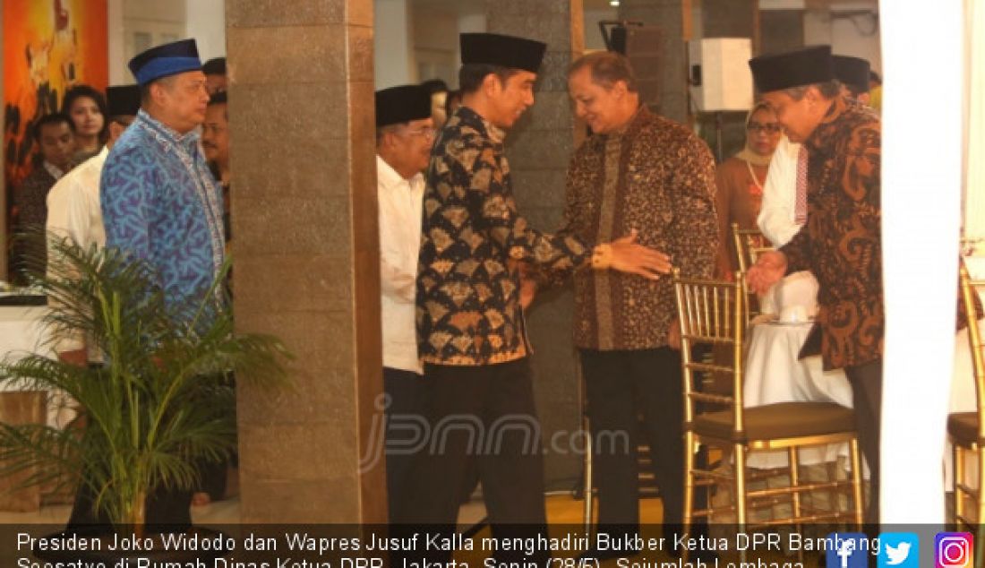 Presiden Joko Widodo dan Wapres Jusuf Kalla menghadiri Bukber Ketua DPR Bambang Soesatyo di Rumah Dinas Ketua DPR, Jakarta, Senin (28/5). Sejumlah Lembaga Tinggi Negara, Pejabat dan Anggota Dewan hadir dalam acara tersebut. - JPNN.com