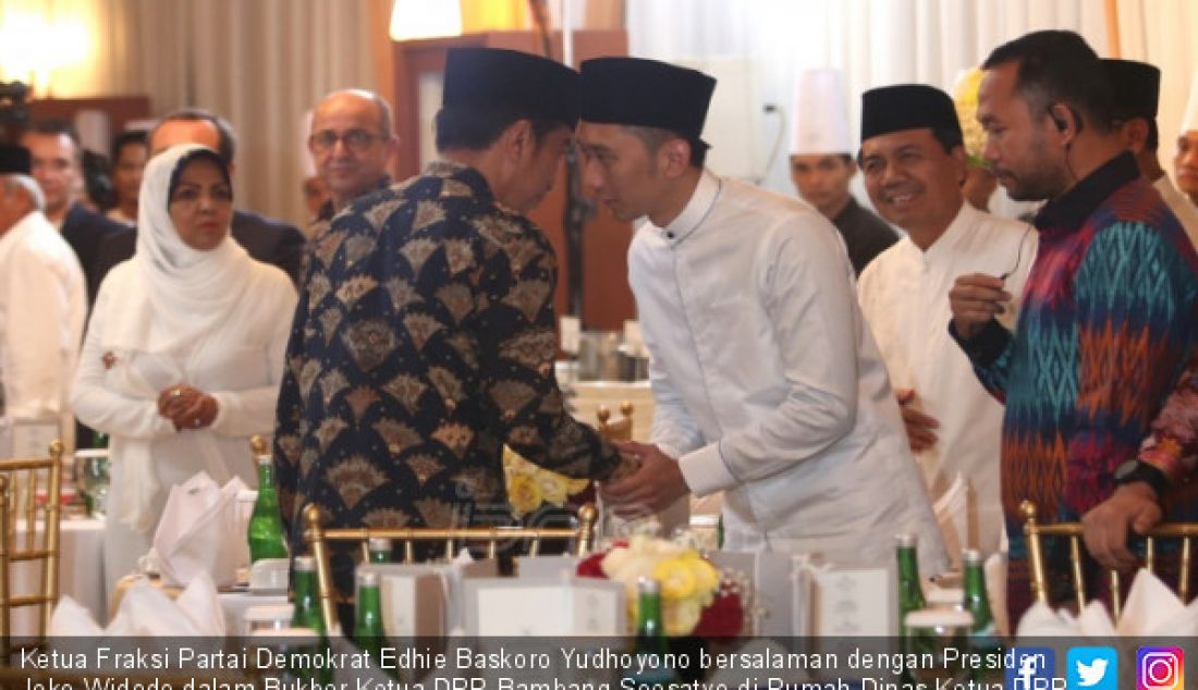 Ketua Fraksi Partai Demokrat Edhie Baskoro Yudhoyono bersalaman dengan Presiden Joko Widodo dalam Bukber Ketua DPR Bambang Soesatyo di Rumah Dinas Ketua DPR, Jakarta, Senin (28/5). - JPNN.com