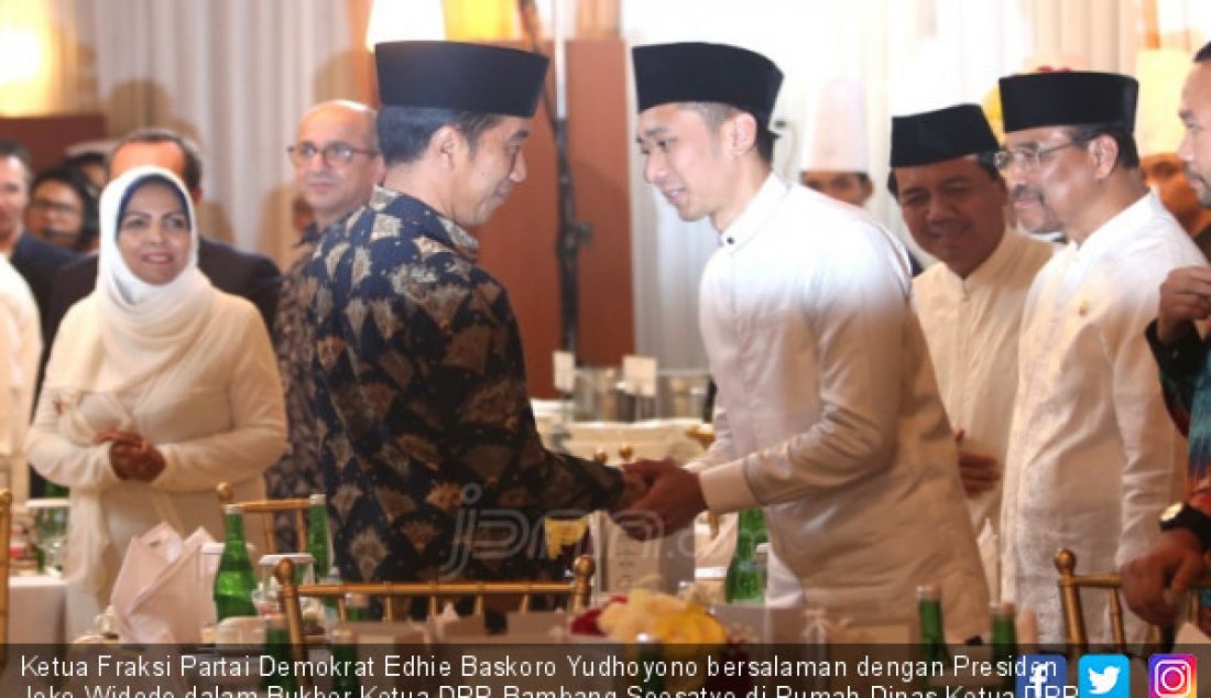 Ketua Fraksi Partai Demokrat Edhie Baskoro Yudhoyono bersalaman dengan Presiden Joko Widodo dalam Bukber Ketua DPR Bambang Soesatyo di Rumah Dinas Ketua DPR, Jakarta, Senin (28/5). Sejumlah Lembaga Tinggi Negara, Pejabat dan Anggota Dewan hadir dalam acara tersebut. - JPNN.com