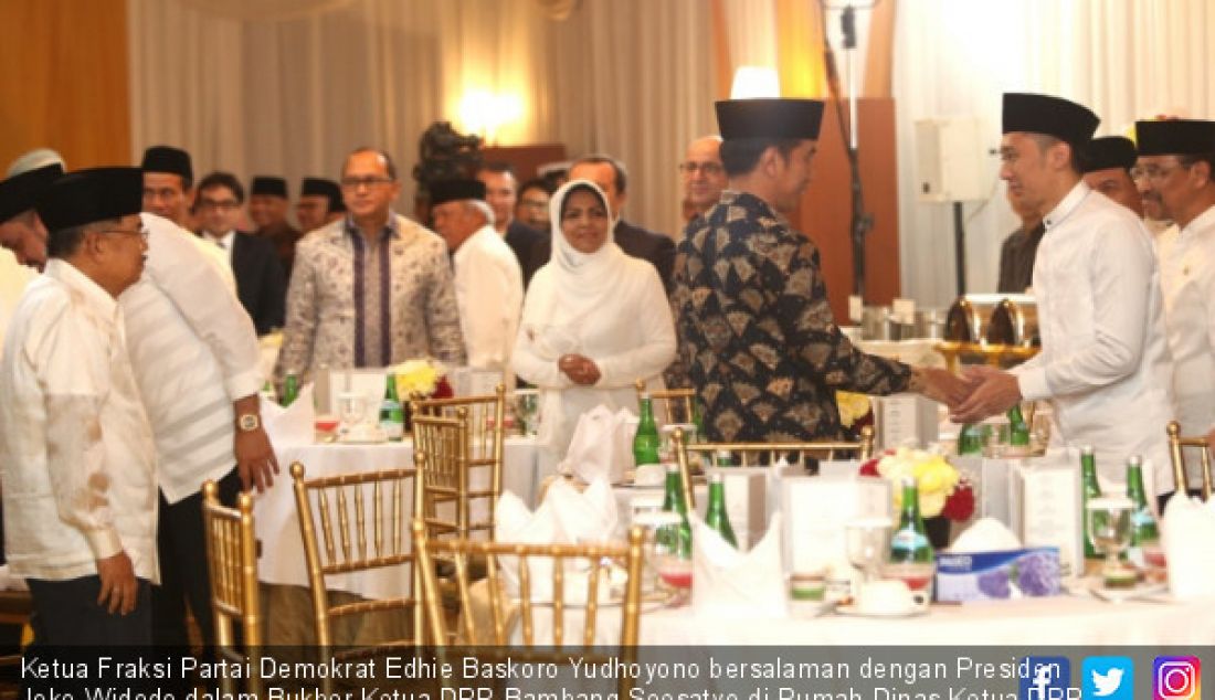 Ketua Fraksi Partai Demokrat Edhie Baskoro Yudhoyono bersalaman dengan Presiden Joko Widodo dalam Bukber Ketua DPR Bambang Soesatyo di Rumah Dinas Ketua DPR, Jakarta, Senin (28/5). Sejumlah Lembaga Tinggi Negara, Pejabat dan Anggota Dewan hadir dalam acara tersebut. - JPNN.com