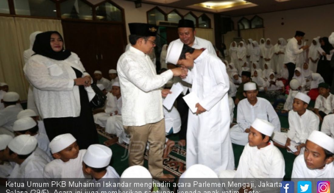 Ketua Umum PKB Muhaimin Iskandar menghadiri acara Parlemen Mengaji, Jakarta, Selasa (29/5). Acara ini juga memberikan santunan kepada anak yatim. - JPNN.com