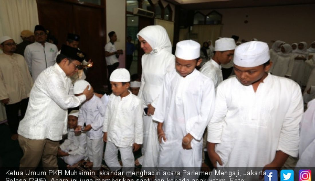 Ketua Umum PKB Muhaimin Iskandar menghadiri acara Parlemen Mengaji, Jakarta, Selasa (29/5). Acara ini juga memberikan santunan kepada anak yatim. - JPNN.com