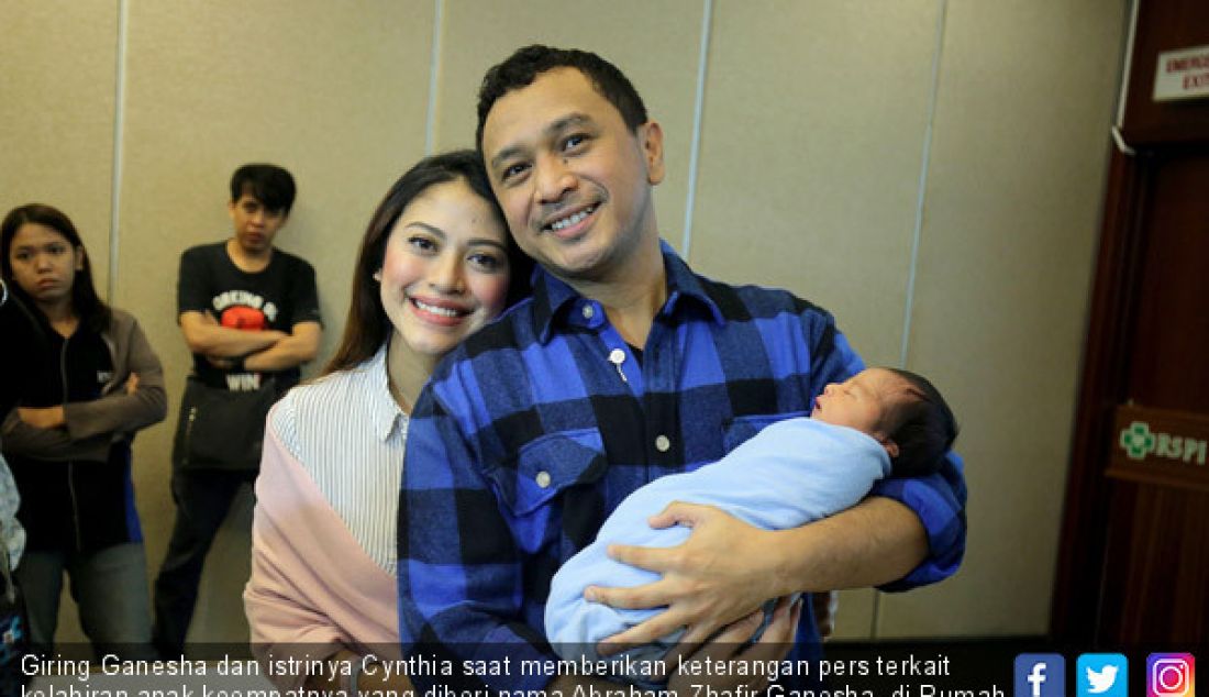 Giring Ganesha dan istrinya Cynthia saat memberikan keterangan pers terkait kelahiran anak keempatnya yang diberi nama Abraham Zhafir Ganesha, di Rumah Sakit Pondok Indah, Jakarta, Selasa (29/5). - JPNN.com