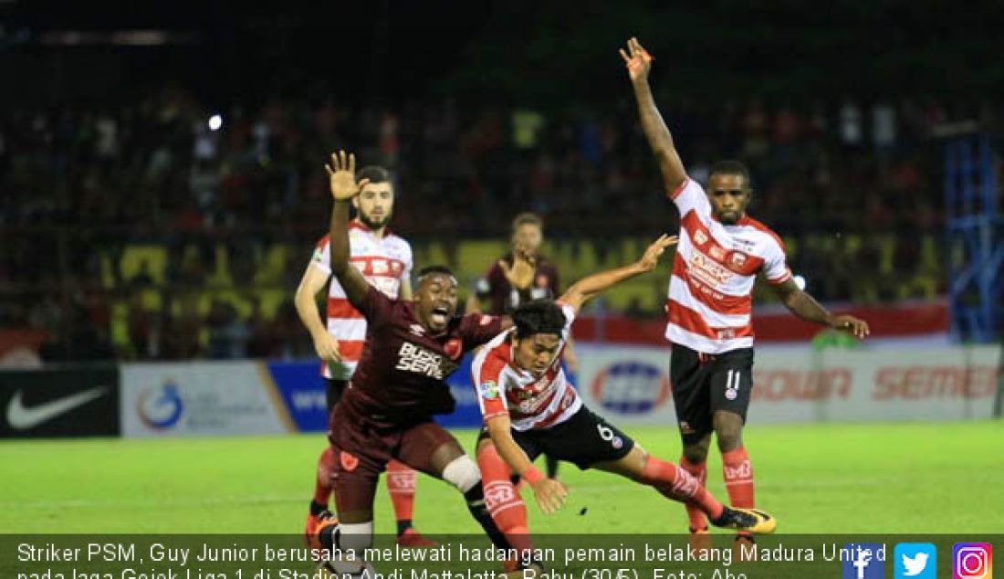 Striker PSM, Guy Junior berusaha melewati hadangan pemain belakang Madura United pada laga Gojek Liga 1 di Stadion Andi Mattalatta, Rabu (30/5). - JPNN.com