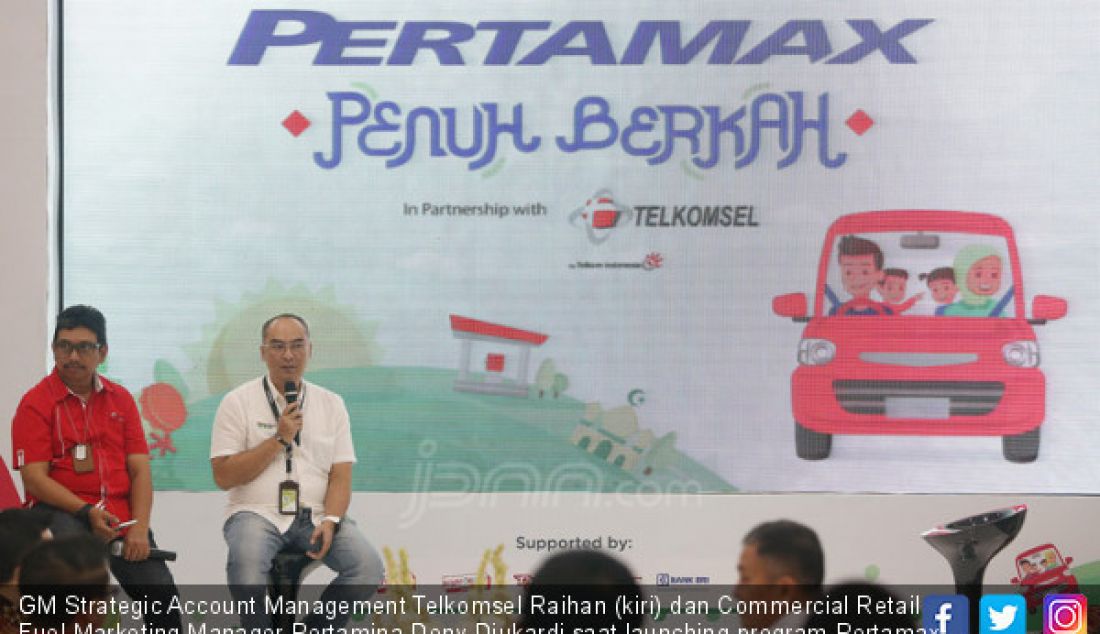 GM Strategic Account Management Telkomsel Raihan (kiri) dan Commercial Retail Fuel Marketing Manager Pertamina Deny Djukardi saat launching program Pertamax Penuh Berkah di Kantor Pusat Pertamina, Jakarta, Kamis (31/5). - JPNN.com