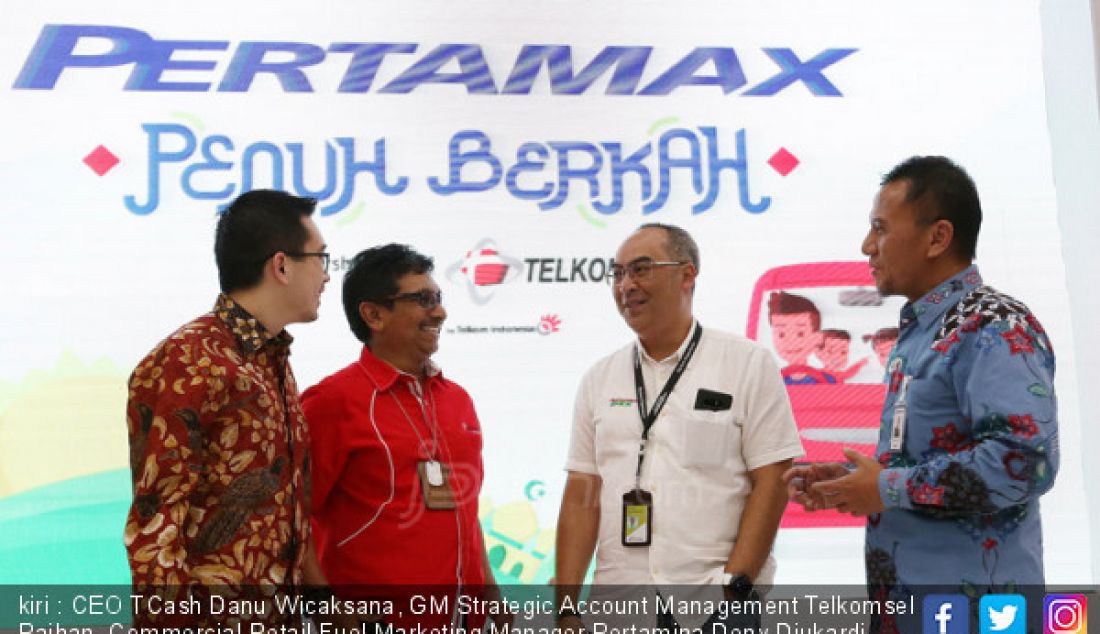 kiri : CEO TCash Danu Wicaksana, GM Strategic Account Management Telkomsel Raihan, Commercial Retail Fuel Marketing Manager Pertamina Deny Djukardi, Assisten Vice President BRI Prasongko saat launching program Pertamax Penuh Berkah, Jakarta, Kamis (31/5). - JPNN.com