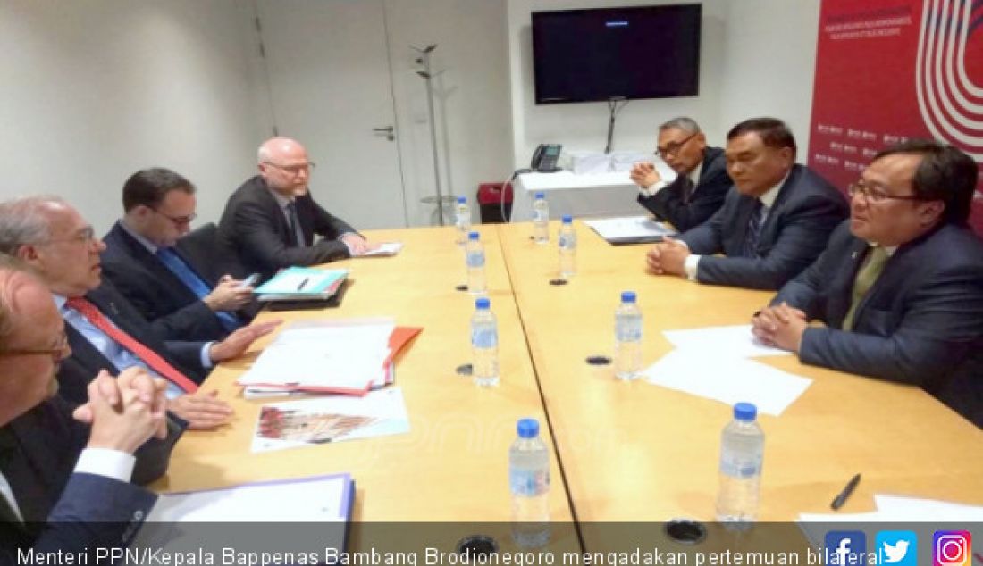 Menteri PPN/Kepala Bappenas Bambang Brodjonegoro mengadakan pertemuan bilateral dengan Sekjen OECD Angel Gurria, di Paris, Kamis (31/5). - JPNN.com