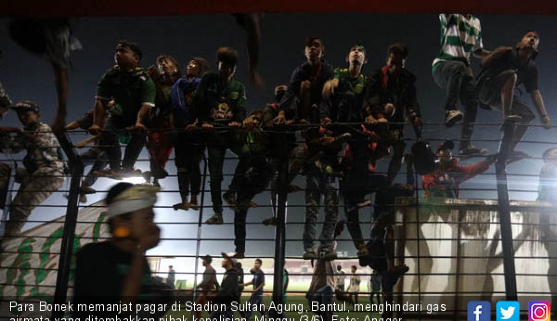 Para Bonek memanjat pagar di Stadion Sultan Agung, Bantul, menghindari gas airmata yang ditembakkan pihak kepolisian, Minggu (3/6). - JPNN.com