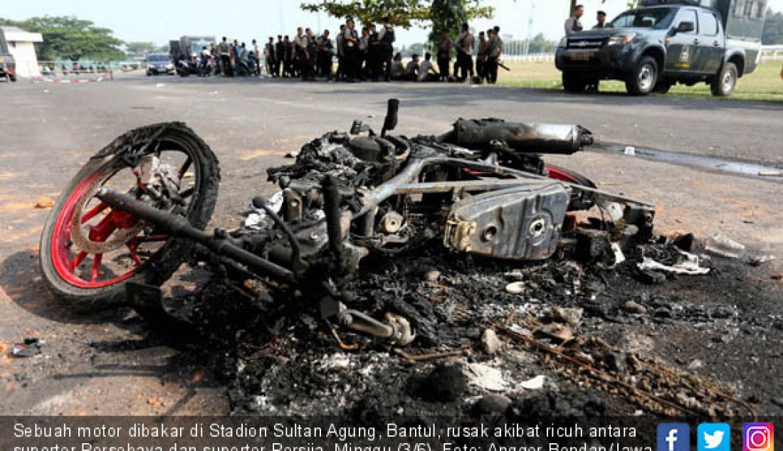 Sebuah motor dibakar di Stadion Sultan Agung, Bantul, rusak akibat ricuh antara suporter Persebaya dan suporter Persija, Minggu (3/6). - JPNN.com