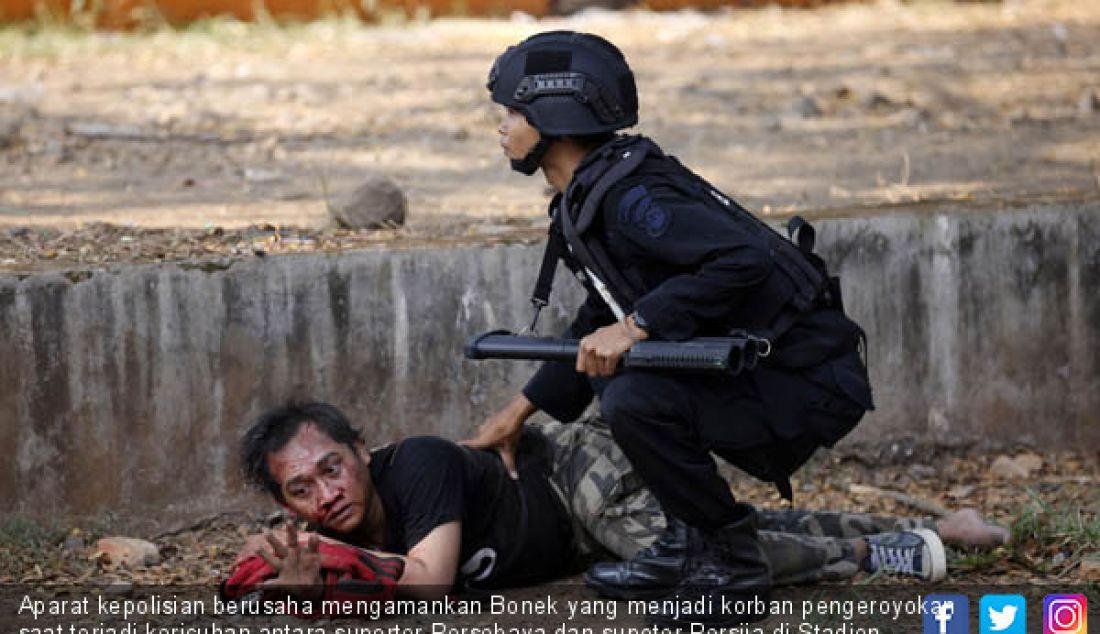 Aparat kepolisian berusaha mengamankan Bonek yang menjadi korban pengeroyokan saat terjadi kericuhan antara suporter Persebaya dan supoter Persija di Stadion Sultan Agung, Bantul, Minggu (3/6). - JPNN.com