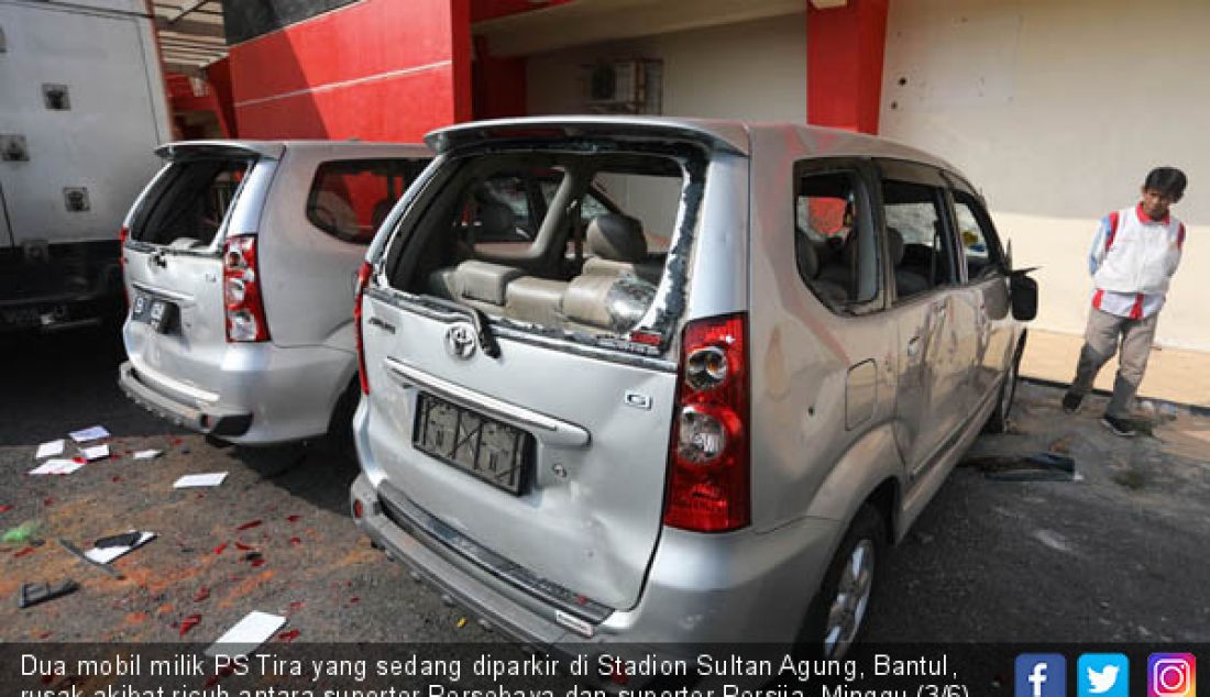 Dua mobil milik PS Tira yang sedang diparkir di Stadion Sultan Agung, Bantul, rusak akibat ricuh antara suporter Persebaya dan suporter Persija, Minggu (3/6). - JPNN.com