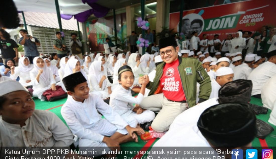 Ketua Umum DPP PKB Muhaimin Iskandar menyapa anak yatim pada acara 'Berbagi Cinta Bersama 1000 Anak Yatim', Jakarta,  Senin (4/6). Acara yang digagas DPP Perempuan Bangsa dan relawan JOIN (Jokowi-Cak Imin) tersebut, sekaligus penyerahan santunan dan buka puasa bersama. - JPNN.com