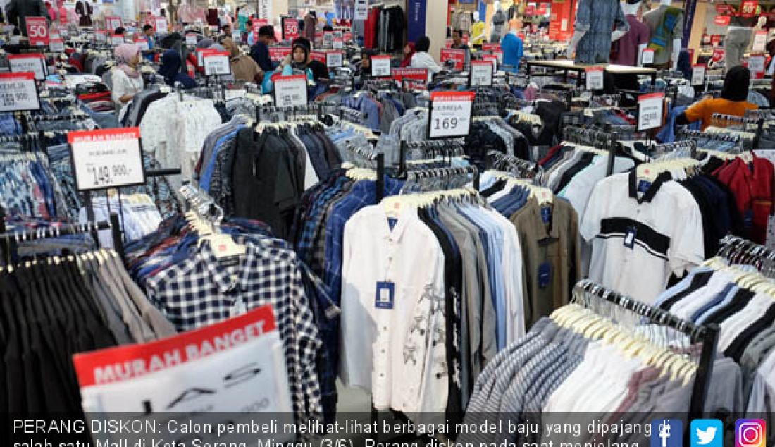 PERANG DISKON: Calon pembeli melihat-lihat berbagai model baju yang dipajang di salah satu Mall di Kota Serang, Minggu (3/6). Perang diskon pada saat menjelang Lebaran Idul Fitri diberikan untuk memancing para calon pembeli. - JPNN.com