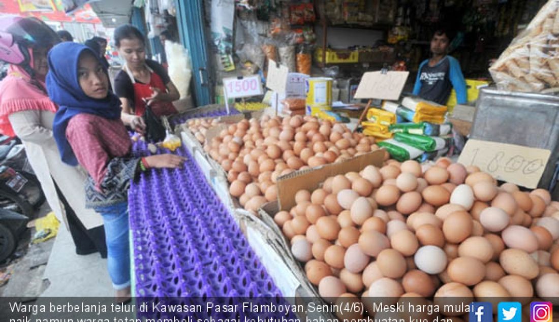 Warga berbelanja telur di Kawasan Pasar Flamboyan,Senin(4/6). Meski harga mulai naik,namun warga tetap membeli sebagai kebutuhan bahan pembuatan kue dan kebutuhan lain. - JPNN.com