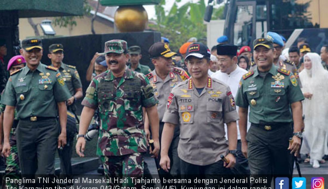 Panglima TNI Jenderal Marsekal Hadi Tjahjanto bersama dengan Jenderal Polisi Tito Karnavian tiba di Korem 043/Gatam, Senin (4/6). Kunjungan ini dalam rangka safari Ramadan 1439 H/2018. - JPNN.com
