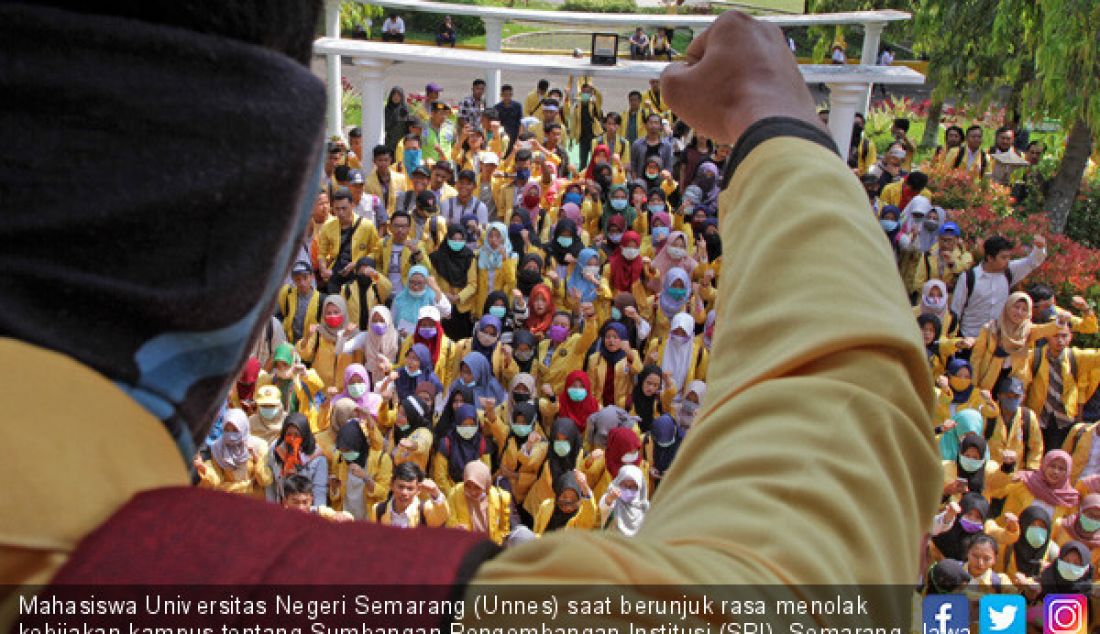 Mahasiswa Universitas Negeri Semarang (Unnes) saat berunjuk rasa menolak kebijakan kampus tentang Sumbangan Pengembangan Institusi (SPI), Semarang, Jawa Tengah, Senin (4/6). - JPNN.com