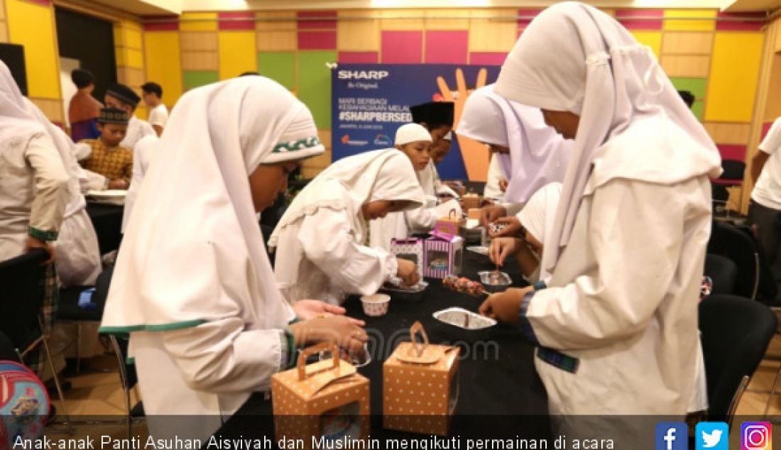 Anak-anak Panti Asuhan Aisyiyah dan Muslimin mengikuti permainan di acara penyerahan donasi Sharp Bersedekah 2018, Jakarta, Rabu (6/6). - JPNN.com