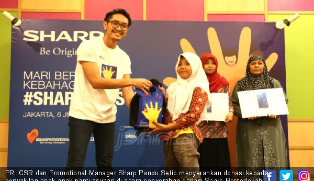 PR, CSR dan Promotional Manager Sharp Pandu Setio menyerahkan donasi kepada perwakilan anak-anak panti asuhan di acara penyerahan donasi Sharp Bersedekah 2018, Jakarta, Rabu (6/6). - JPNN.com