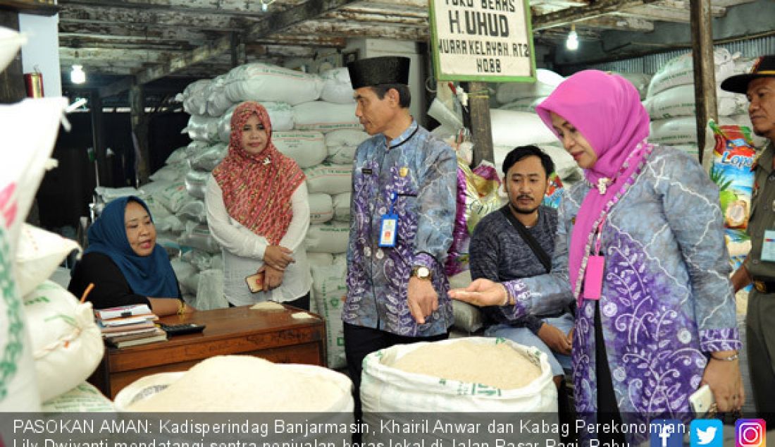 PASOKAN AMAN: Kadisperindag Banjarmasin, Khairil Anwar dan Kabag Perekonomian, Lily Dwiyanti mendatangi sentra penjualan beras lokal di Jalan Pasar Pagi, Rabu (6/6). - JPNN.com