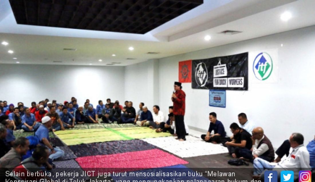 Selain berbuka, pekerja JICT juga turut mensosialisasikan buku “Melawan Konspirasi Global di Teluk Jakarta” yang mengungkapkan pelanggaran hukum dan kerugian negata kontrak JICT - Koja senilai hampir Rp 6 Milyar. - JPNN.com