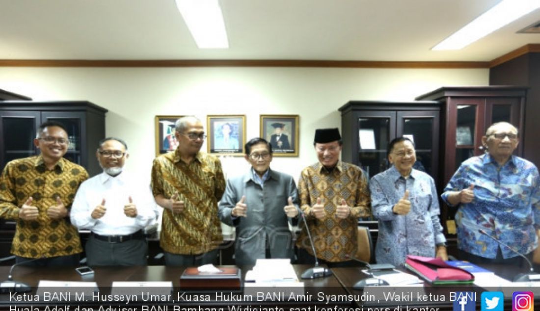 Ketua BANI M. Husseyn Umar, Kuasa Hukum BANI Amir Syamsudin, Wakil ketua BANI Huala Adolf dan Advisor BANI Bambang Widjojanto saat konferesi pers di kantor BANI, Jakarta, Kamis (7/6). Badan Arbitrase Nasional Indonesia (BANI) versi Mampang memenangkan gugatan badan hukum terhadap BANI versi Sovereign di tingkat kasasi Mahkamah Agung melalui putusan 232 K/TUN/2018. - JPNN.com