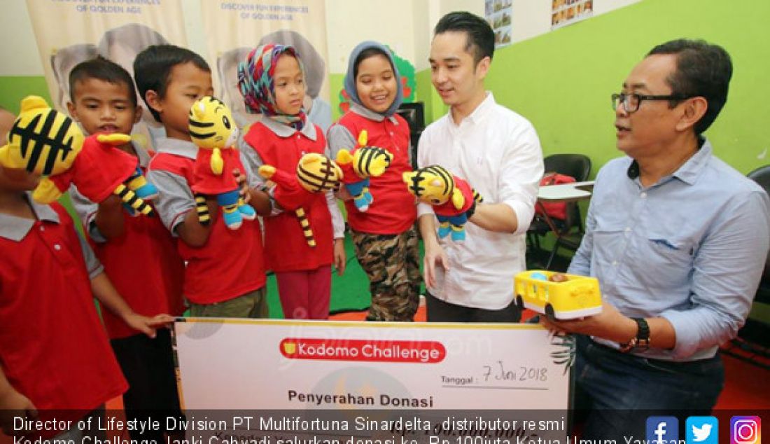 Director of Lifestyle Division PT Multifortuna Sinardelta, distributor resmi Kodomo Challenge Janki Cahyadi salurkan donasi ke Rp 100juta Ketua Umum Yayasan Bina Matahari Bangsa Tian Bahtiar, Jakaarta, Kamis (7/6). - JPNN.com