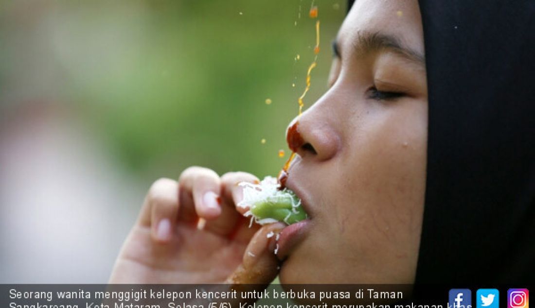 Seorang wanita menggigit kelepon kencerit untuk berbuka puasa di Taman Sangkareang, Kota Mataram, Selasa (5/6). Kelepon kencerit merupakan makanan khas lombok wajib saat bulan puasa, yang berisi gula merah. - JPNN.com