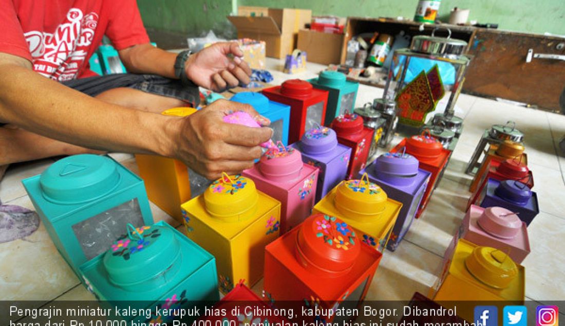 Pengrajin miniatur kaleng kerupuk hias di Cibinong, kabupaten Bogor. Dibandrol harga dari Rp 10.000 hingga Rp 400.000, penjualan kaleng hias ini sudah merambah ke luar negeri. - JPNN.com