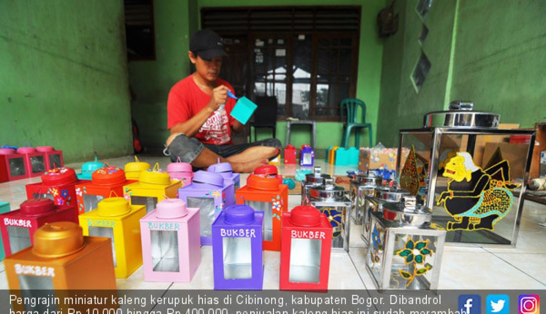 Pengrajin miniatur kaleng kerupuk hias di Cibinong, kabupaten Bogor. Dibandrol harga dari Rp 10.000 hingga Rp 400.000, penjualan kaleng hias ini sudah merambah ke luar negeri. - JPNN.com