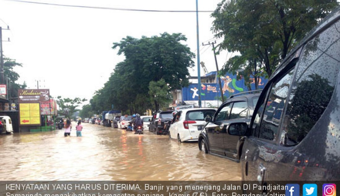 KENYATAAN YANG HARUS DITERIMA: Banjir yang menerjang Jalan DI Pandjaitan, Samarinda mengakibatkan kemacetan panjang, Kamis (7/6). - JPNN.com