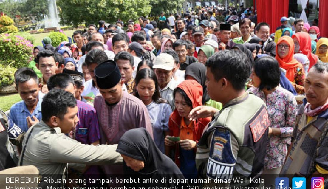 BEREBUT: Ribuan orang tampak berebut antre di depan rumah dinas Wali Kota Palembang. Mereka menunggu pembagian sebanyak 1.290 bingkisan lebaran dari Badan Amil Zakat (Basnaz) Kota Palembang bersama Bank Muamalat. - JPNN.com