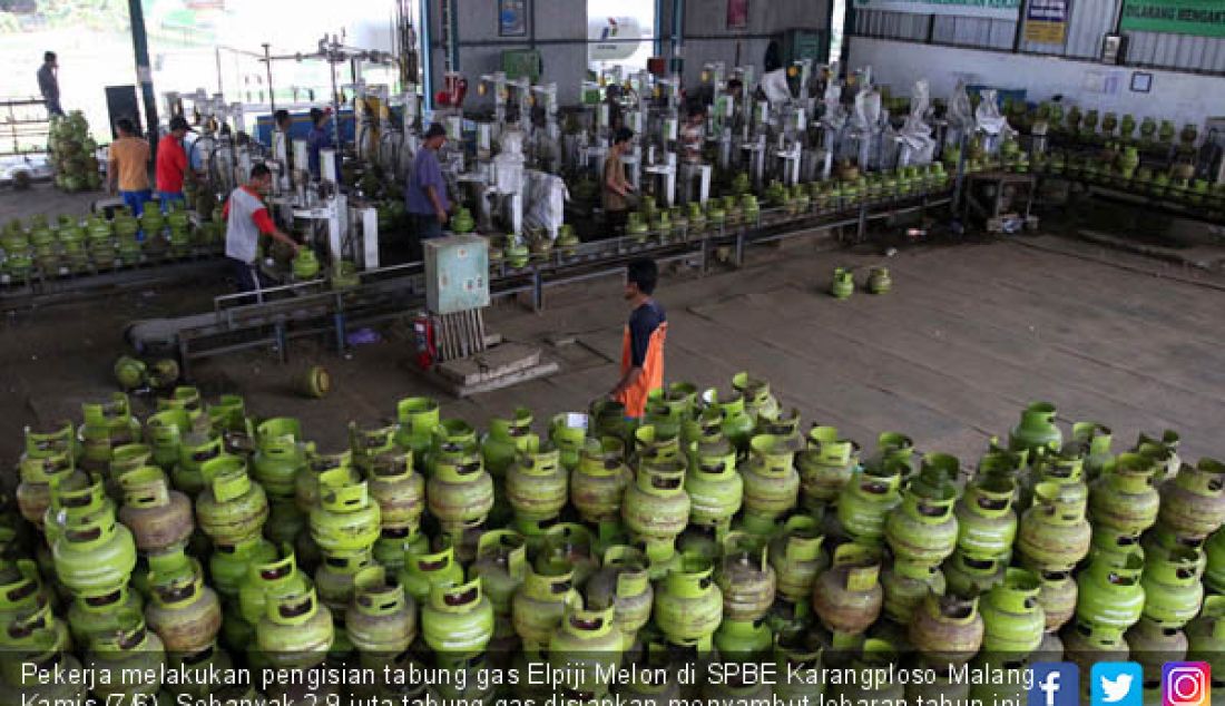 Pekerja melakukan pengisian tabung gas Elpiji Melon di SPBE Karangploso Malang, Kamis (7/6). Sebanyak 2,9 juta tabung gas disiapkan menyambut lebaran tahun ini untuk wilayah Malang raya. - JPNN.com