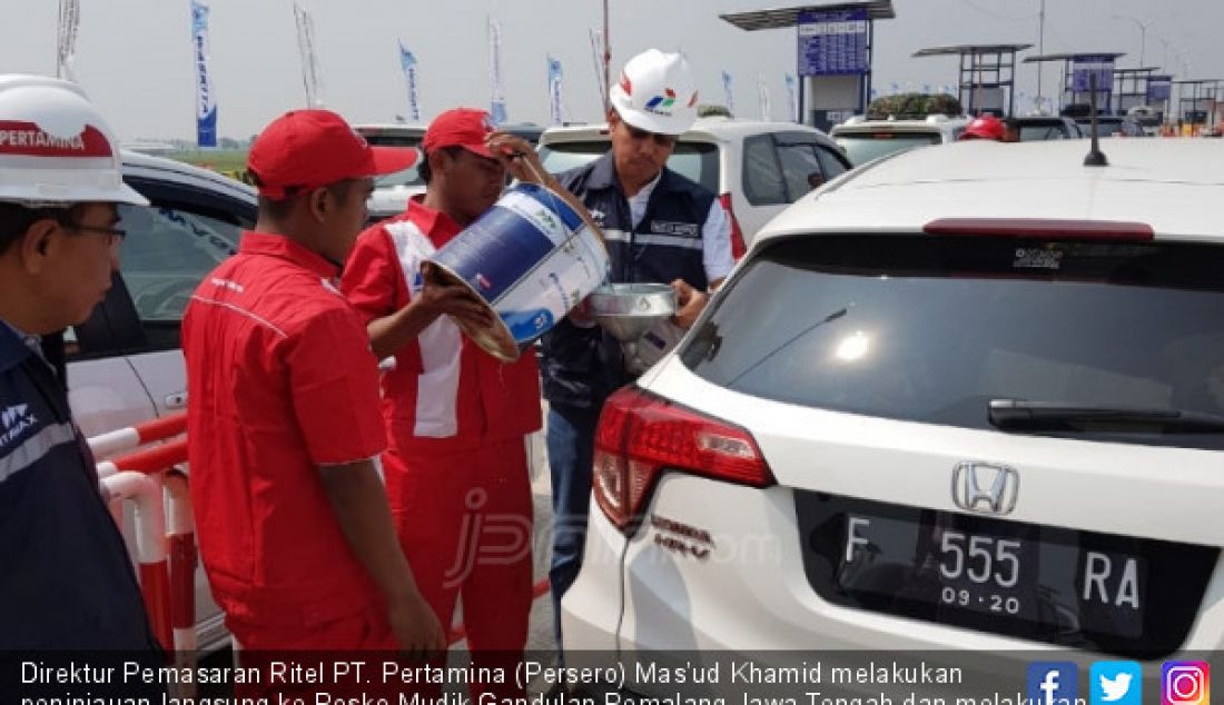 Direktur Pemasaran Ritel PT. Pertamina (Persero) Mas’ud Khamid melakukan peninjauan langsung ke Posko Mudik Gandulan Pemalang Jawa Tengah dan melakukan pengisian BBM Pertamax Kemasan pada pelanggan. - JPNN.com