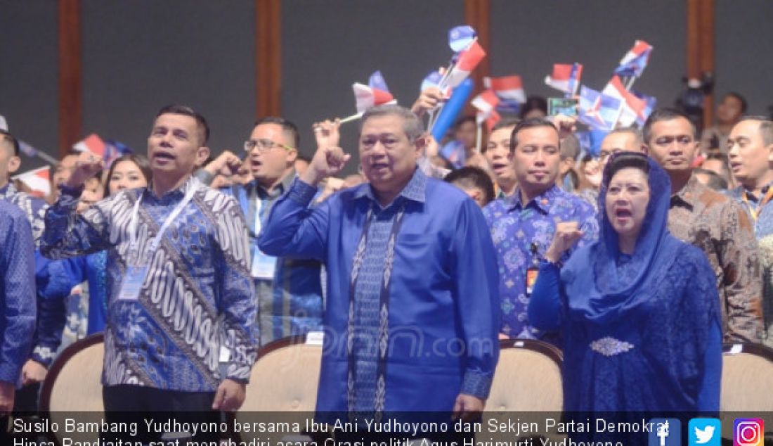 Susilo Bambang Yudhoyono bersama Ibu Ani Yudhoyono dan Sekjen Partai Demokrat Hinca Pandjaitan saat menghadiri acara Orasi politik Agus Harimurti Yudhoyono dengan tema 