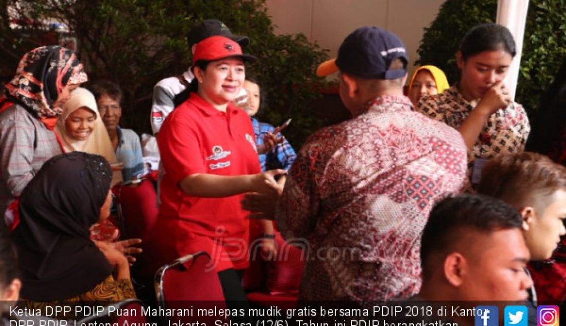 Ketua DPP PDIP Puan Maharani melepas mudik gratis bersama PDIP 2018 di Kantor DPP PDIP, Lenteng Agung, Jakarta, Selasa (12/6). Tahun ini PDIP berangkatkan 8829 peserta mudik dengan 143 bus. - JPNN.com