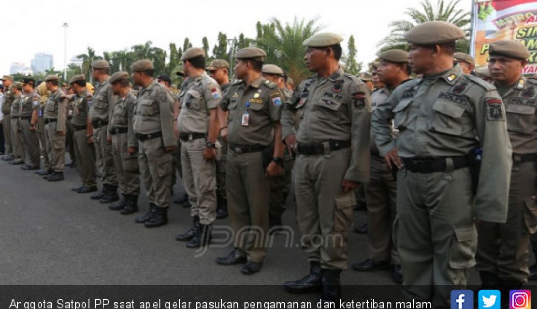 Anggota Satpol PP saat apel gelar pasukan pengamanan dan ketertiban malam takbiran di Monas, Jakarta, Kamis ( 14/6). - JPNN.com