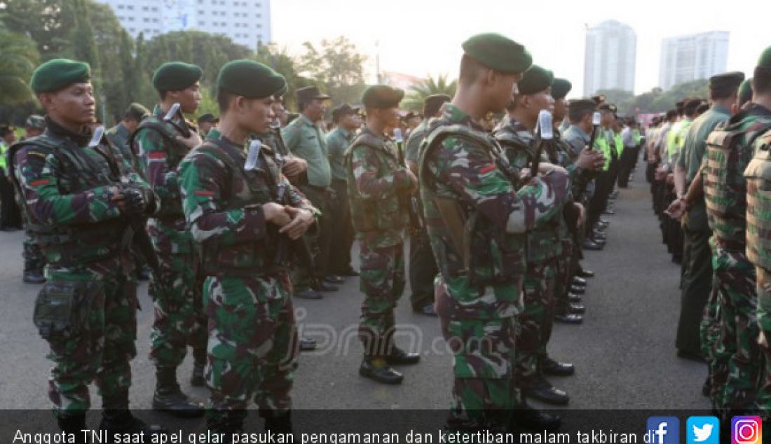 Anggota TNI saat apel gelar pasukan pengamanan dan ketertiban malam takbiran di Monas, Jakarta, Kamis ( 14/6). - JPNN.com
