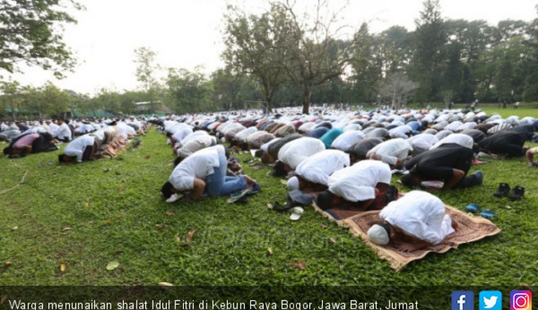 Warga menunaikan shalat Idul Fitri di Kebun Raya Bogor, Jawa Barat, Jumat (15/6). - JPNN.com